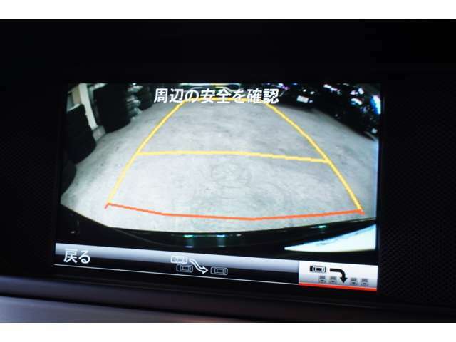後ろからの視点にて駐車スペースの視認が可能なバックカメラを搭載！前後バンパーには音とインジケーターにより障害物を知らせるパークトロニックセンサーもございますので、安全な駐車をサポートいたします！
