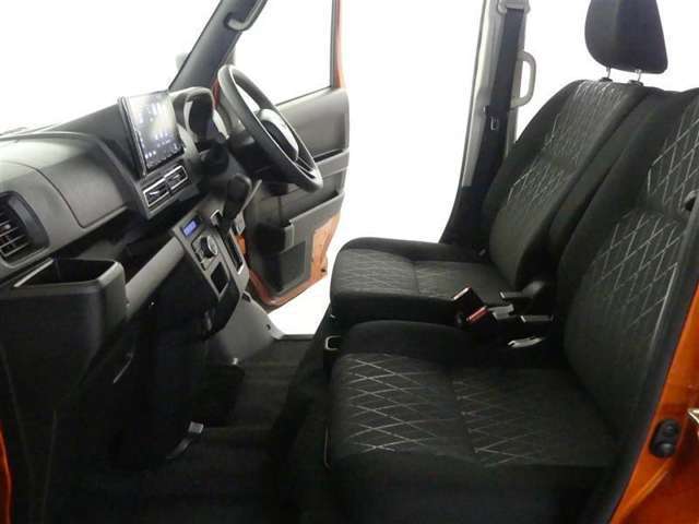 高いホールド性で運転姿勢が安定します。長距離ドライブでも疲れにくいのが魅力です。快適なドライビングライフをお送りください♪