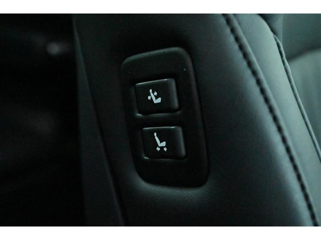 ■助手席肩口パワーシートスイッチ 装備（シートスライド ＆ リクライニング）　運転席・後席からもシートの調整ができます。