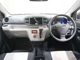 使いやすく運転しやすいレイアウトの運転席回り。