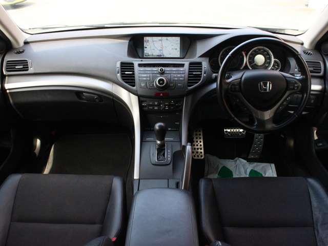スッキリとしたアコードらしいデザインのダッシュ回り！フロントビューの視認性もよく運転しやすいと思います★