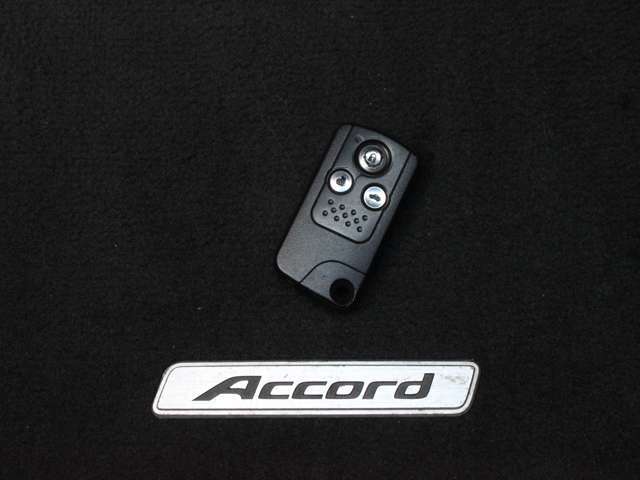 【スマートキー】カバンやポケットに入れたままでもドアの施錠・解錠が可能なスマートキーを装備。エンジンのオン・オフ時もカギを取り出す必要が無いからとっても便利です♪