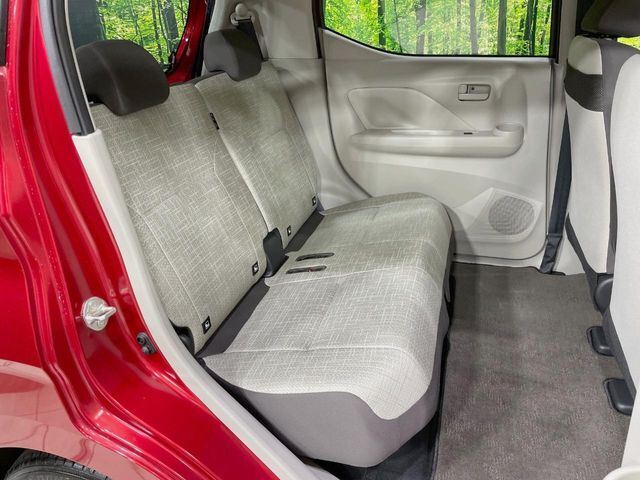 後部座席も気になるようなキズ・汚れやへたり等、大きなダメージはなく、良好な状態です。