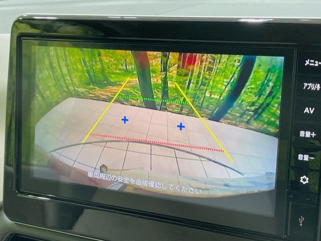 【バックカメラ】駐車時に後方がリアルタイム映像で確認できます。大型商業施設や立体駐車場での駐車時や、夜間のバック時に大活躍！運転スキルに関わらず、今や必須となった装備のひとつです！