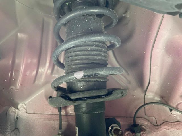 お車を安心してお乗りいただく為には、足回りの定期点検が欠かせません。サービスサポート（有償保証）では無料点検もご提供しており、安心のカーライフをお過ごしいただけるサポート体制が整っています。