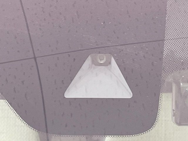 【インテリジェントエマージェンシーブレーキ】フロントカメラで前方の車両や歩行者を検知。衝突しそうな時は衝突被害軽減ブレーキが作動、衝突回避をサポート。より安全にドライブをお楽しみいただけます。