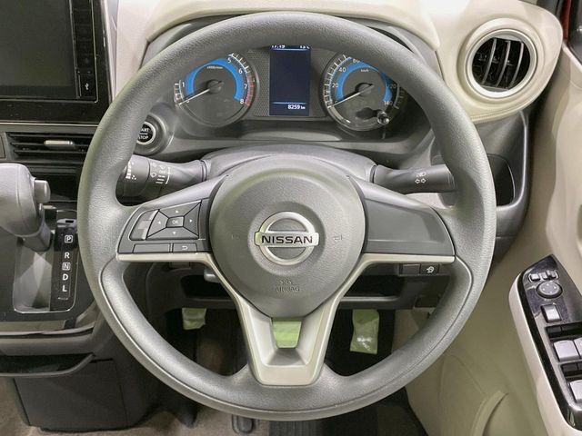 インテリアに合わせたデザインのステアリングは、運転される方のことも考え、運転しやすい形状、大きさです。是非一度、実際に触ってお確かめください。