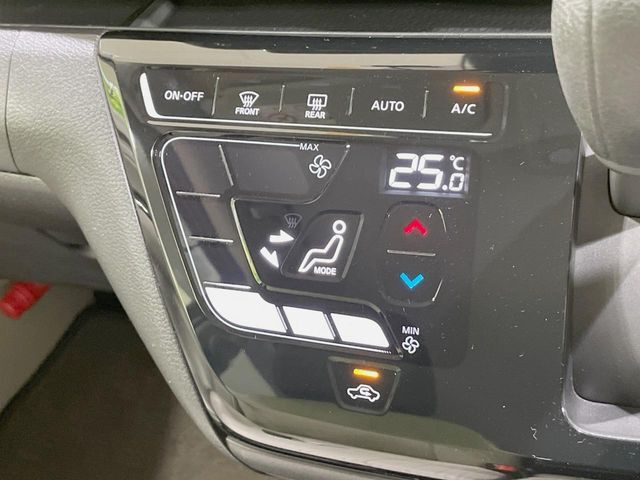 【オートエアコン】一度お好みの温度に設定すれば、車内の温度を検知し風量や温度を自動で調整。暑い…寒い…と何度もスイッチ操作をする必要はありません。快適な車内空間には必須の機能ですね♪