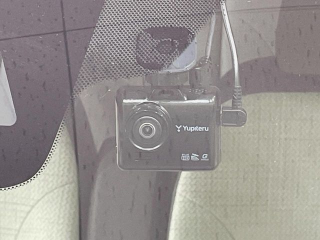 【ドライブレコーダー】安心・安全なカーライフに必須のドライブレコーダーを装備！走行中はもちろん、あおり運転や事故に遭遇した際の状況も映像で記録し、万一のリスクに備えます。