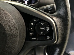 【アダプティブ・クルーズ・コントロール】予め設定した車速内でクルマが自動的に加減速。 前走車との適切な車間距離を維持しながら追従走行し、高速道路でのドライバーの疲労を軽減してくれる嬉しい機能付♪