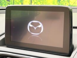【8インチマツダコネクト】車内の雰囲気にマッチした大型のディスプレイ。スマホ接続でのナビ使用やBluetooth再生等、様々な機能が楽しめます。直感的なダイヤル操作が可能で、使い勝手も良好です。
