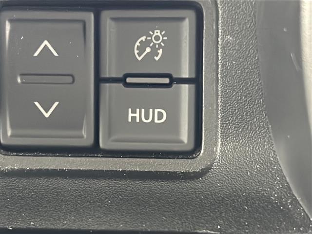 【ヘッドアップディスプレイ（HUD）】フロントウインドウガラスに走行情報を投影します。運転中の目線と重なるように表示されるので、少ない視線移動で速度が確認できるので、 ドライビングに集中できます！