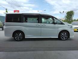 車体色はプラチナパールホワイトになります。