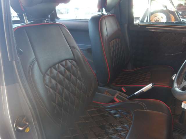 常に使うフロントシート。運転席は毎回使用する部分ですので、座り心地が重要です！ぜひ一度体感してみてください！