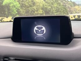 【マツダコネクトナビ】車内の雰囲気にマッチした一体型タイプのナビ。各種車輌設定やBluetooth再生等、様々な機能が楽しめます。直感的なダイヤル操作が可能で、使い勝手も良好です。