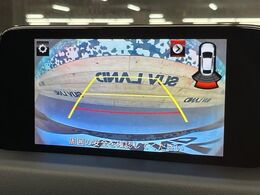 【サイド＆バックカメラ】停車・駐車時に死角になりがちな運転席から見えづらいサイドとリアの障害物を確認できます！雨天時や夜間などは特に活躍してくれるアイテムです。