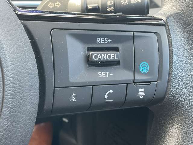 プロパイロット搭載。高速道路でドライバーに代わってアクセル、ブレーキ、ステアリングを自動制御します。