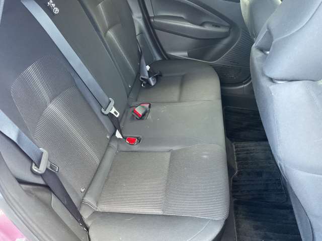 後部座席まわりの写真です。実際に乗って頂き乗り心地をご体験してみてください。