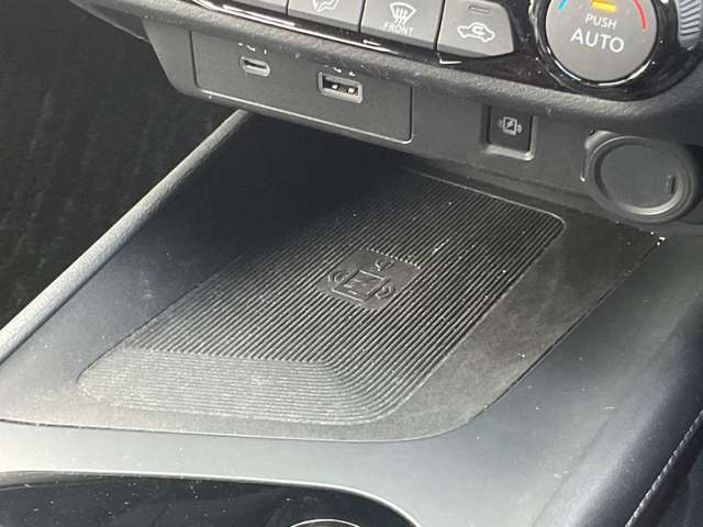 ワイヤレス充電器も付いておりますので、走行中にスマートフォンを置くだけ充電出来ちゃいます！