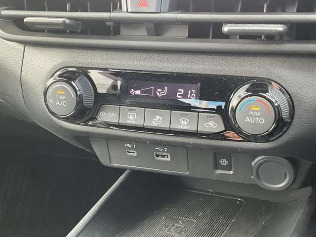 オートエアコンです。温度設定だけであとは自動で風量・温度を調節します。ドライブを快適なものにします。