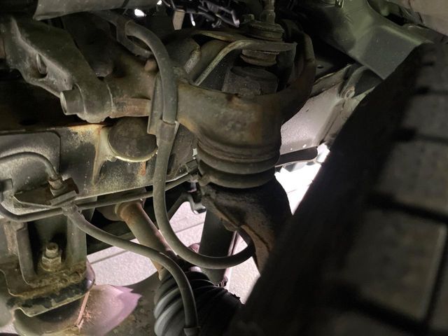 お車を安心してお乗りいただく為には、足回りの定期点検が欠かせません。サービスサポート（有償保証）では無料点検もご提供しており、安心のカーライフをお過ごしいただけるサポート体制が整っています。
