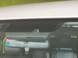 【トヨタセーフティセンス】走行中に前方の車両等を認識し、衝突しそうな時は警報とブレーキで衝突回避と被害軽減をアシスト。より安全にドライブをお楽しみいただけます。