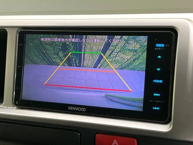 【バックカメラ】駐車時に後方がリアルタイム映像で確認できます。大型商業施設や立体駐車場での駐車時や、夜間のバック時に大活躍！運転スキルに関わらず、今や必須となった装備のひとつです！