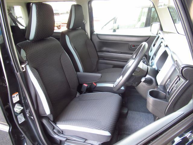 【フロントシート】インパネにシフトが付いているので足元広々！運転席から助手席の移動も楽々♪どちらからでも乗り降り出来るので、狭い場所の乗り降りも楽ちんですよ♪