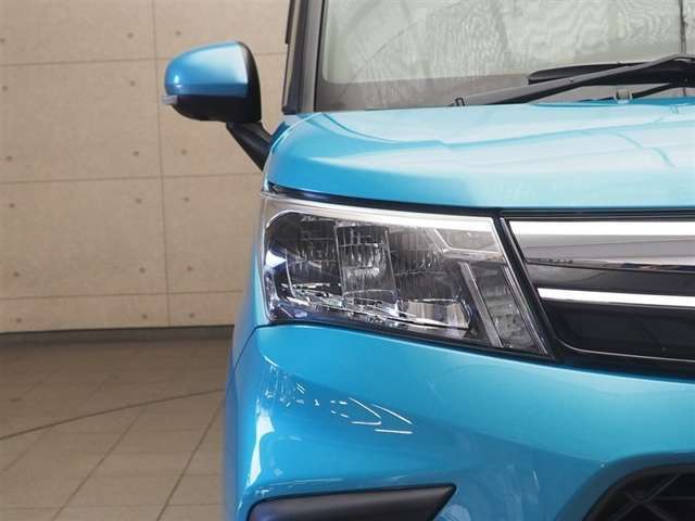 LEDヘッドライトです。デザイン性がよくとても明るいので、夜間の走行や悪天候でも安心です。しかも長寿命！