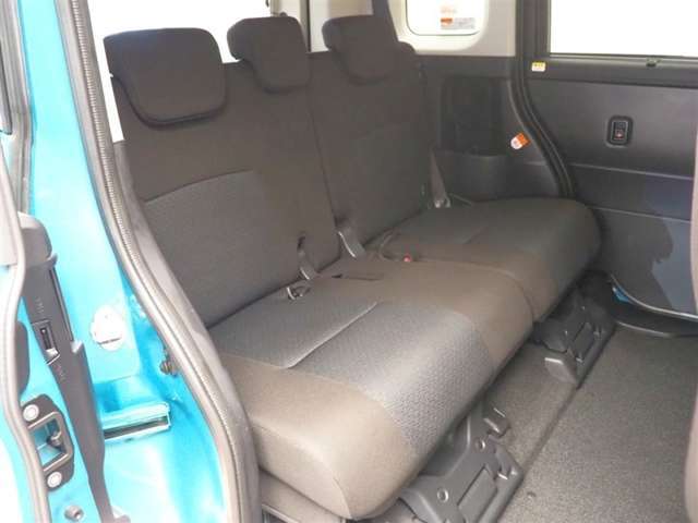 ゆとりある広々とした車内空間は、ドライブを始め買い物やレジャーなど、幅広く活躍します。一人でもみんなとでもお出かけを楽しみましょう！
