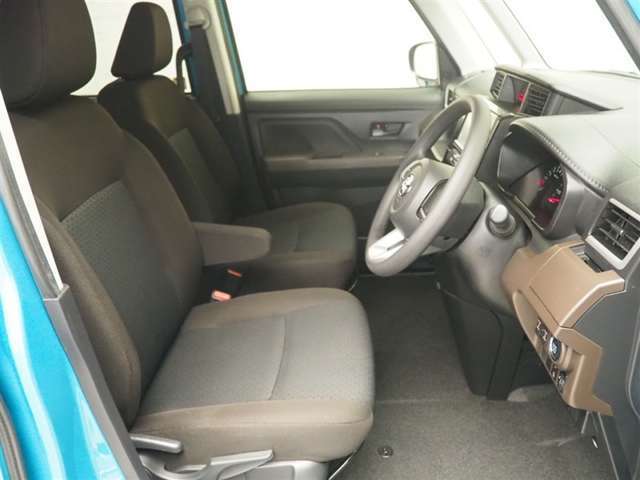 高いホールド性で運転姿勢が安定します。長距離ドライブでも疲れにくいのが魅力です。快適なドライビングライフをお送りください♪