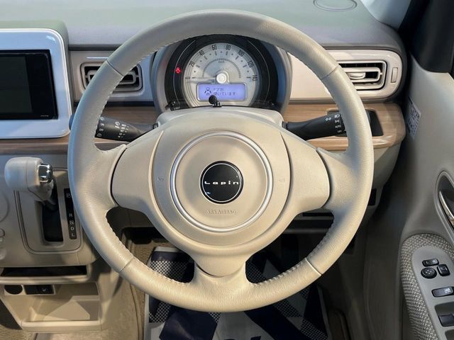 【純正革巻きステアリング】上質な革を使用することで、手にしっかり馴染みとても運転しやすいハンドルです♪