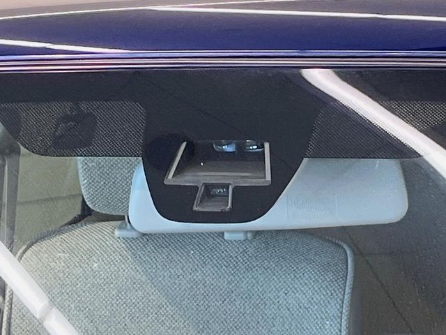 【レーダーブレーキサポート】走行中に前方の車両等を認識し、衝突しそうな時は警報とブレーキで衝突回避と被害軽減をアシスト。より安全にドライブをお楽しみいただけます。