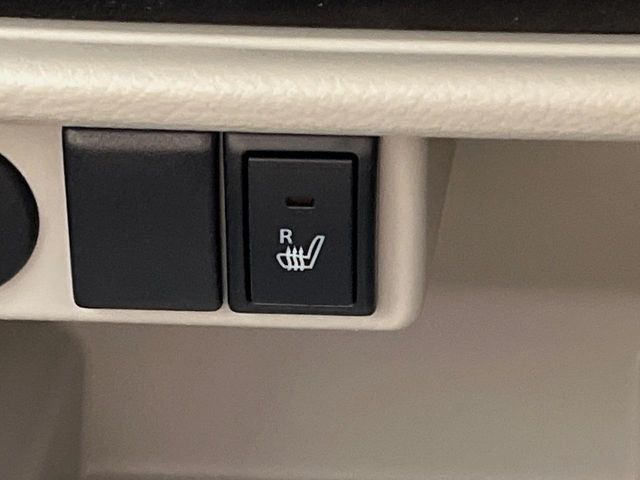 【シートヒーター】寒い日に重宝するシートヒーター！エアコンより早く温まってくれるので寒がりの人も安心ですね♪エアコンの温風は乾燥するから苦手、という方にもをおすすめです。