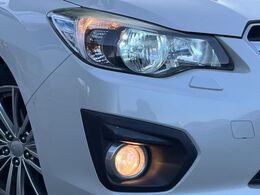 【HIDヘッドライト】非常に明るく前方を照らしてくれるので、悪天候や夜間の走行時も視界良好で安心してお乗りいただけます。