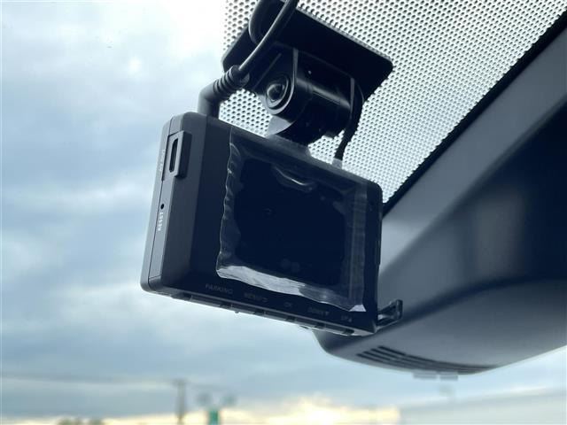 【　ドライブレコーダー　】運転中や駐車中の事故を証拠映像で残すことができるドライブレコーダー。車のナンバーや人物など周囲の状況を映像で残せるので、今はあおり運転の対策としても注目されていますよね！