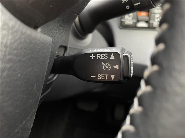 【　クルーズコントロール　】高速道路で便利なクルーズコントロールも装着済み。アクセルを離しても一定速度で走行ができる装備です。加速減速もスイッチ操作でOKです。