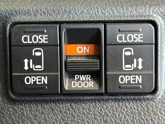 【両側パワースライドドア】スマートキーや運転席のスイッチで後席両側スライドドアの開閉が可能♪電動だから力を入れてドアを開ける必要が無く、小さなお子様でも簡単に開け閉めでき快適です♪