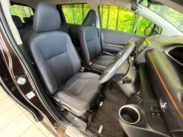 運転席まわりには十分なスペースがあり、大柄な方でもゆったり運転していただける環境です。