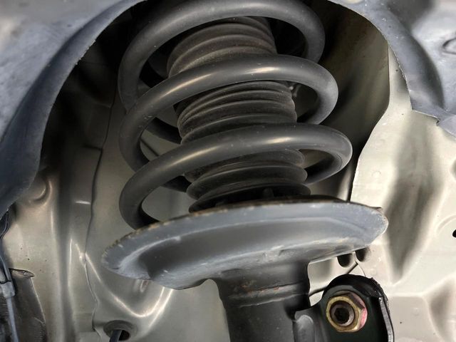 お車を安心してお乗りいただく為には、足回りの定期点検が欠かせません。サービスサポート（有償保証）では無料点検もご提供しており、安心のカーライフをお過ごしいただけるサポート体制が整っています。
