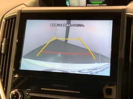 リバースギアに入れるだけで後方の表示へ切り替わります。夜間や雨の日の駐車も楽になりますよ。