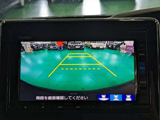 【バックモニター】　こちらのお車はバックモニターもございますので駐車もラクラクです！