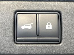 【パワーバックドア】スマートキーや運転席のボタンを押すだけでリアゲートが自動で開閉します！荷物を持っている時や、高い位置にあるバックドアを閉める際に便利な機能です♪