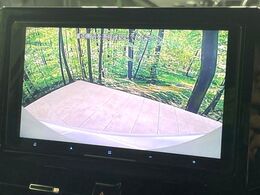 【バックカメラ】駐車時に後方がリアルタイム映像で確認できます。大型商業施設や立体駐車場での駐車時や、夜間のバック時に大活躍！運転スキルに関わらず、今や必須となった装備のひとつです！