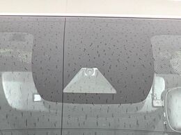 【トヨタセーフティセンス】走行中に前方の車両等を認識し、衝突しそうな時は警報とブレーキで衝突回避と被害軽減をアシスト。より安全にドライブをお楽しみいただけます。