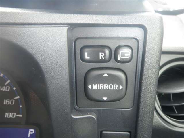 ミラーをドライバーに適した位置に、●調節＆格納●するのがボタン一つ♪　指紋などの汚れも付きません（＾＾）