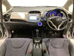 車内は光触媒抗菌消臭施工済です。インパネ周りはスタイリッシュなデザインです。グローブボックスやカップホルダーのほかにトレーなどたくさんの収納スペースが付いています。