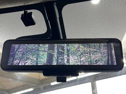 【インテリジェントルームミラー】後席の大きな荷物や同乗者で後方が確認しづらい時でも安心！カメラが撮影した車両後方の映像をルームミラー内に表示。クリアな視界で状況の確認が可能です！