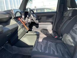 【助手席】きれいな助手席なので家族や友だちに乗ってもらっても安心です！新品のフロアマットのご注文も可能です。掲載箇所以外にご希望の写真がございましたらお気軽にお問い合わせ下さい。