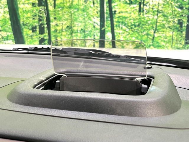 【ヘッドアップディスプレイ】現在の速度や走行情報をデジタル表示で運転席前方のガラスに投影！運転中、目線をずらさず必要な情報を確認できるのでとっても便利で安心！